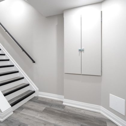 Wood-look vinyl plank