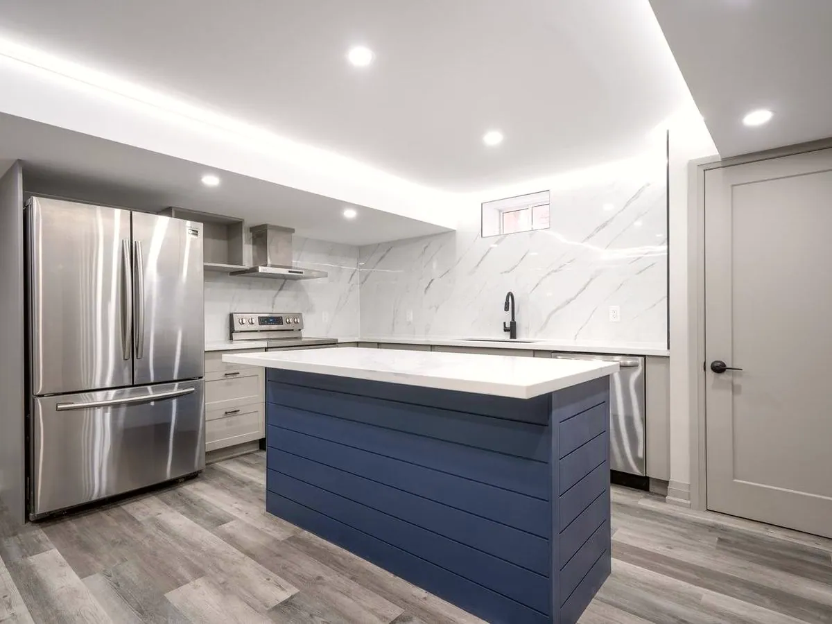 Bright and modern: marble-look backsplash