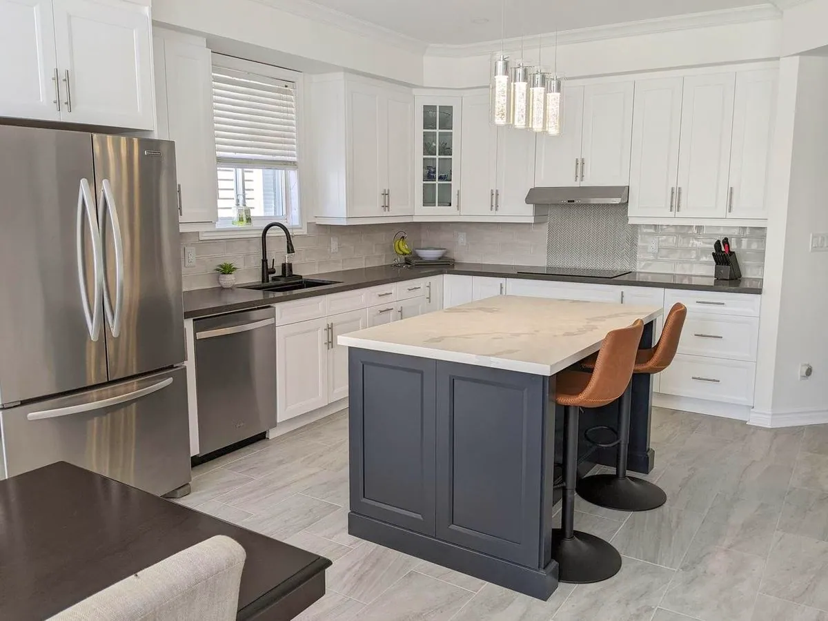 Classic white and navy: white shaker cabinets