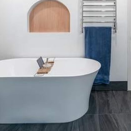 Freestanding soaking tub